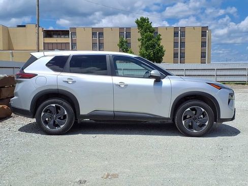 Used 2024 Nissan Rogue SV AWD/4WD image 2