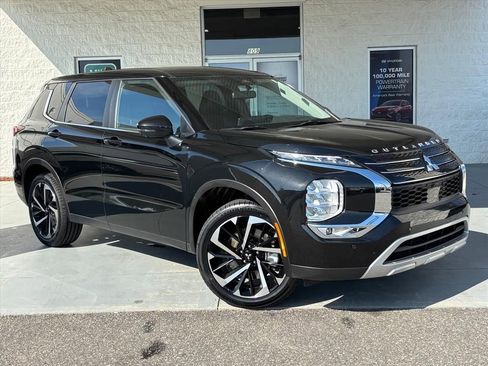 Used 2024 Mitsubishi Outlander SE image 1