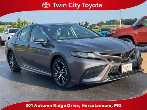 Certified 2022 Toyota Camry SE FWD image 1