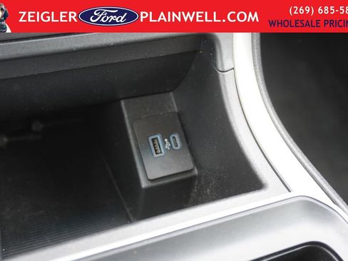 Used 2021 Ford Edge SE image 19