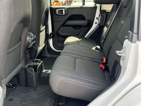 Used 2022 Jeep Wrangler Unlimited Sahara w/ Cold Weather Group AWD/4WD image 15