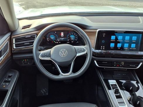 Used 2024 Volkswagen Atlas SE image 2