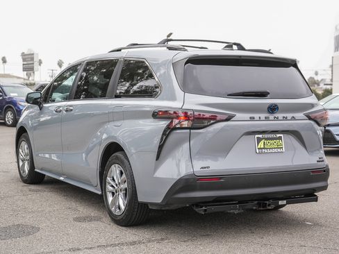 Used 2023 Toyota Sienna XLE Woodland Edition image 8