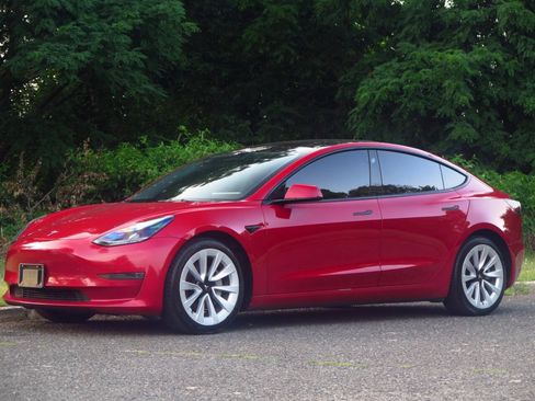 Used 2022 Tesla Model 3 Standard Range RWD image 1