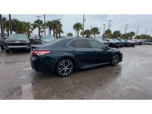 Used 2018 Toyota Camry SE image 2