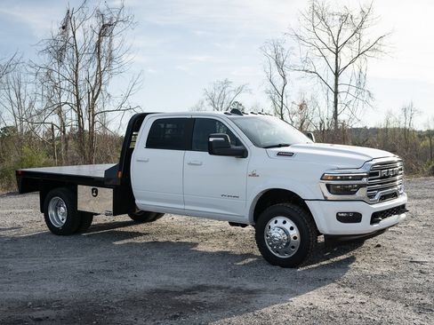 New 2026 RAM 4500 4x4 Crew Cab DRW w/ Laramie Trim Package image 11