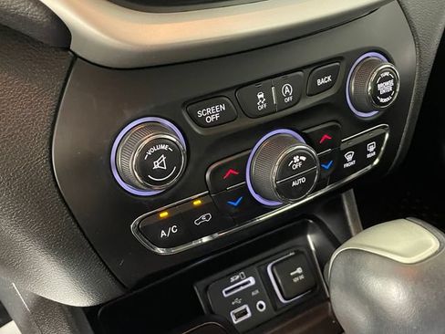 Used 2018 Jeep Cherokee Trailhawk w/ Cold Weather Group AWD/4WD image 10