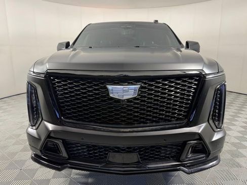 Used 2025 Cadillac Escalade ESV V w/ LPO, ONYX Package image 10