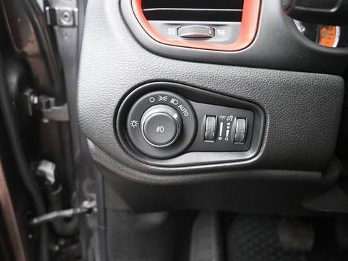 Used 2016 Jeep Renegade Trailhawk image 33