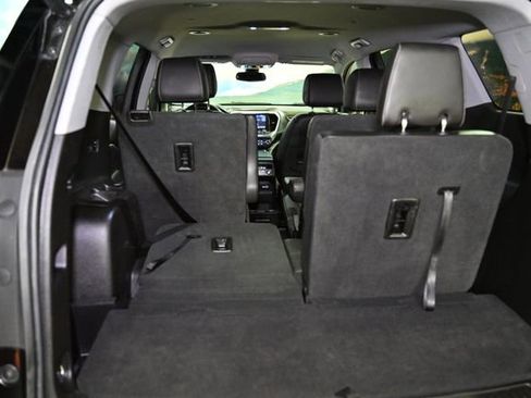 Used 2023 GMC Acadia SLT image 54