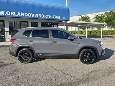 Used 2023 Volkswagen Taos SE w/ Panoramic Sunroof Package FWD image 3