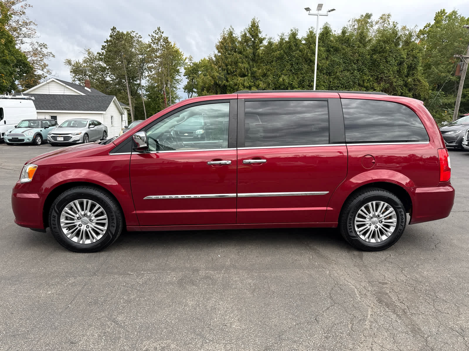 Used 2015 Chrysler Town & Country Touring-L w/ Driver Convenience Group FWD image 6