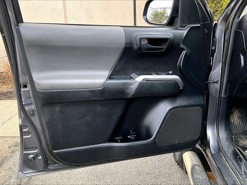 Used 2016 Toyota Tacoma SR5 image 21