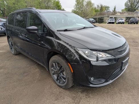 Used 2020 Chrysler Pacifica Touring-L AWD/4WD image 2