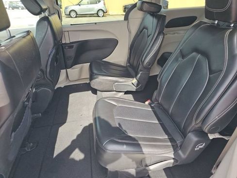 Used 2023 Chrysler Pacifica Touring-L FWD image 13