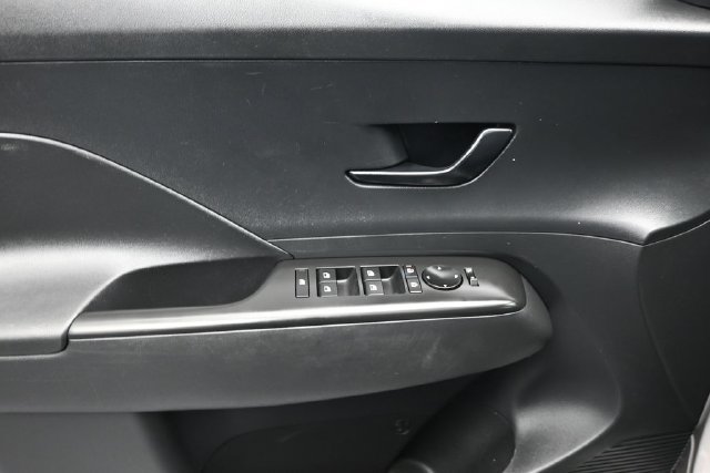 Used 2025 Hyundai Kona SEL FWD image 7