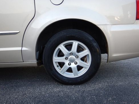 Used 2013 Chrysler Town & Country Touring FWD image 31