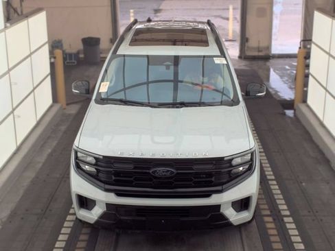 Used 2025 Ford Expedition Active AWD/4WD image 3