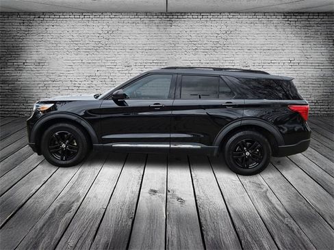 Used 2023 Ford Explorer XLT image 2