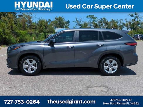 Used 2023 Toyota Highlander LE FWD image 2