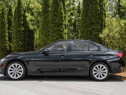 Used 2018 BMW 320i xDrive Sedan AWD/4WD image 9