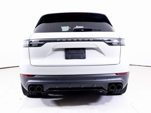 Certified 2023 Porsche Cayenne Platinum Edition image 30