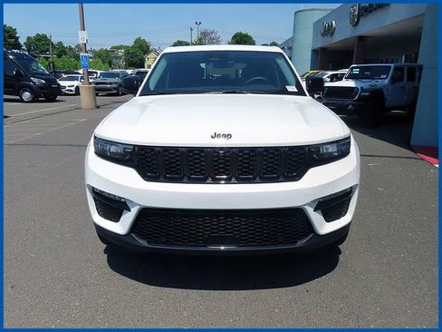 Used 2023 Jeep Grand Cherokee Limited w/ Luxury Tech Group II AWD/4WD image 2