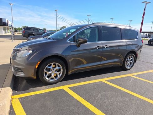 Used 2018 Chrysler Pacifica Touring w/ Tire & Wheel Group FWD image 3