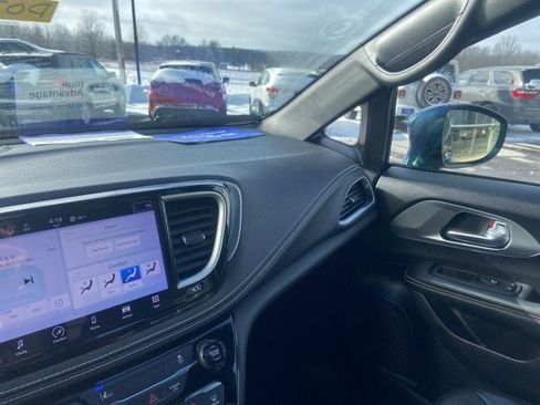 Used 2022 Chrysler Pacifica Touring-L w/ S Appearance Package image 21