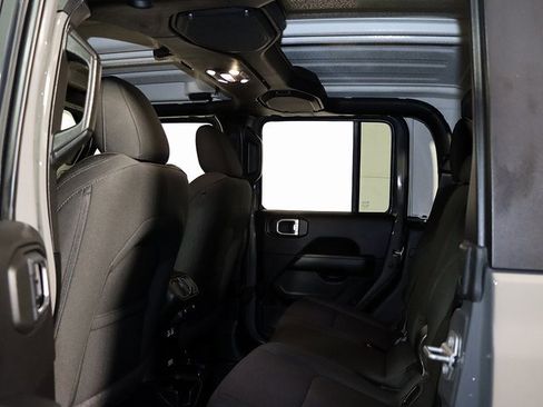 Used 2021 Jeep Gladiator Overland image 15