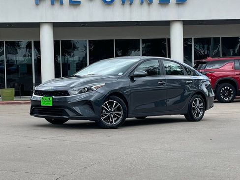 Used 2023 Kia Forte LXS image 2