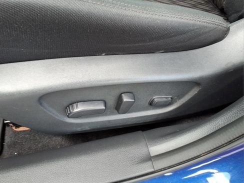 Used 2018 Nissan Rogue SV AWD/4WD image 13
