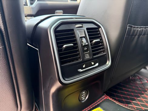 Used 2018 Porsche Macan AWD/4WD image 19