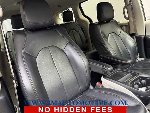Used 2020 Chrysler Pacifica Touring-L FWD image 22