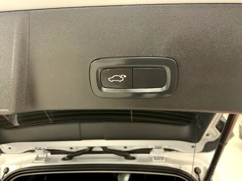 Used 2022 Volvo XC40 T4 Momentum image 32