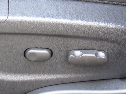 Used 2022 Chevrolet Trax LT w/ LT Convenience Package image 11