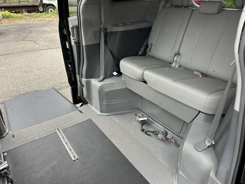 Used 2017 Toyota Sienna XLE FWD image 26