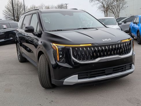 Used 2025 Kia Carnival EX image 3