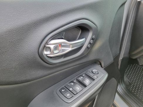 Used 2019 Jeep Cherokee Trailhawk image 7