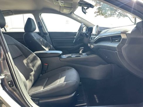 Used 2025 Nissan Altima 2.5 SV FWD image 12