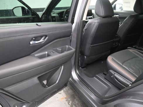 New 2026 Nissan Pathfinder Platinum FWD image 17