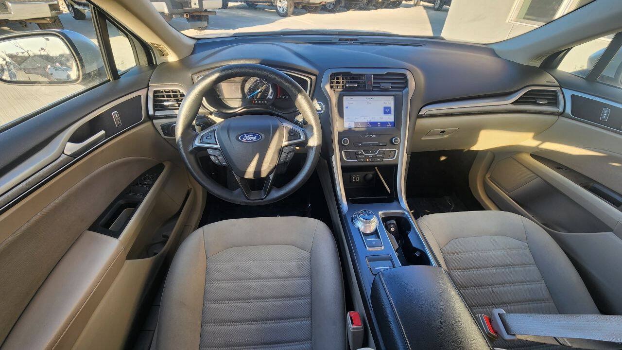 Used 2019 Ford Fusion SE FWD image 12