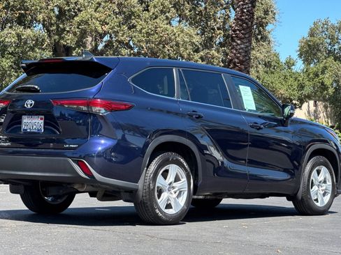 Used 2023 Toyota Highlander LE AWD/4WD image 3