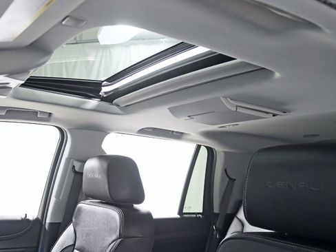 Used 2018 GMC Yukon Denali w/ Denali Ultimate Package image 32