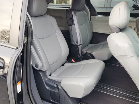Certified 2023 Toyota Sienna XLE image 32