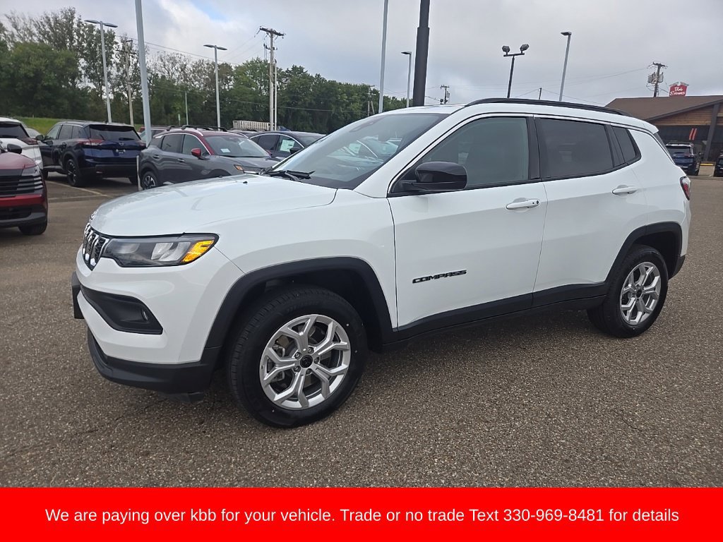 Used 2025 Jeep Compass Latitude w/ Sun & Sound Group AWD/4WD image 3