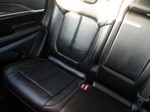 Used 2023 Jeep Grand Cherokee Limited w/ Luxury Tech Group II image 12