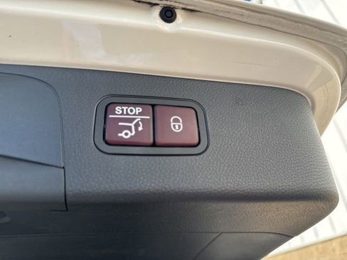 Used 2019 Mercedes-Benz GLC 300 4MATIC image 11