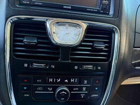 Used 2016 Chrysler Town & Country Touring FWD image 16