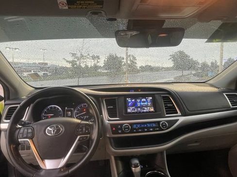 Used 2019 Toyota Highlander XLE w/ Carpet Mat Package (TMS) AWD/4WD image 13
